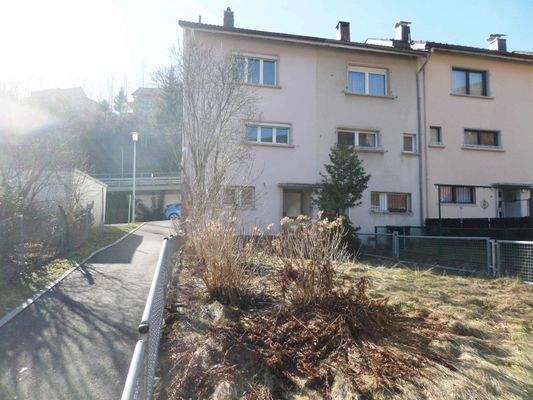 Die Hausansicht mit Garten