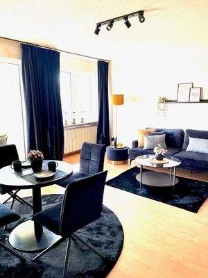 Wonzimmer mit großer Fensterfront.jpg