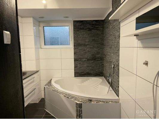 Bad mit Badewanne und Dusche UG