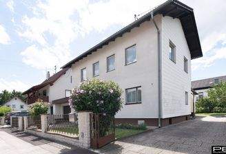 Hausansicht mit Einfahrt