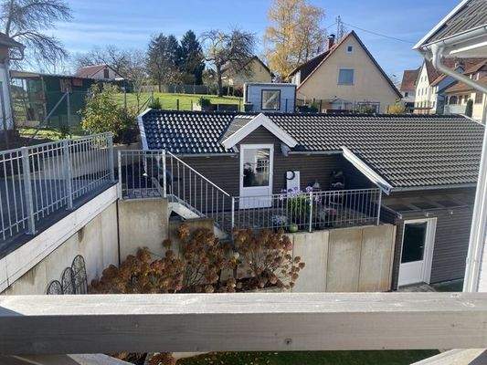 Blick zur grossen Doppelgarage und Eingang zur Werstatt