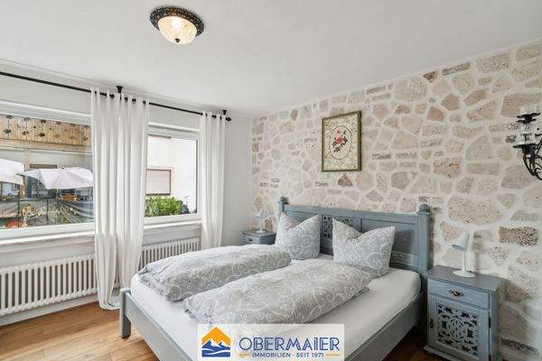 14_Schlafzimmer_mit_Steinwand