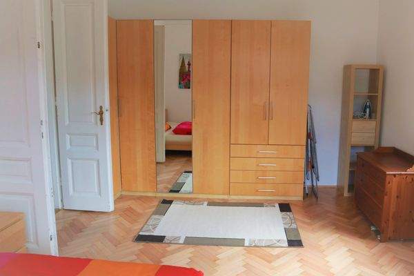 Schlafzimmer / Bedroom