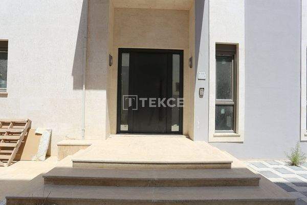 Detached Villa for Sale in an Elite Complex in Altıntaş