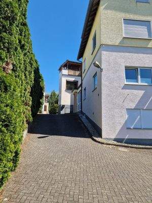 Zufahrt Parkplätze und Seiteneingang