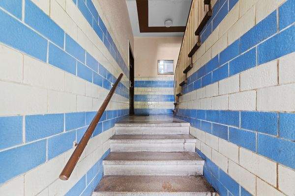 Sauberes, gefliestes Treppenhaus