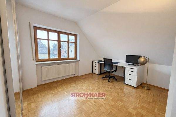 Kinderzimmer/ Büro 2 