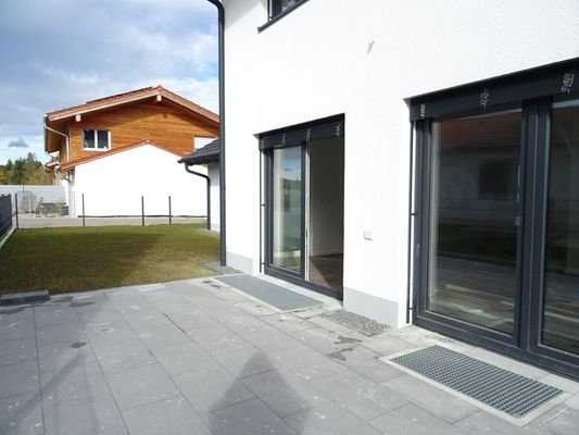 Süd-West Terrasse mit Blick in den Garten