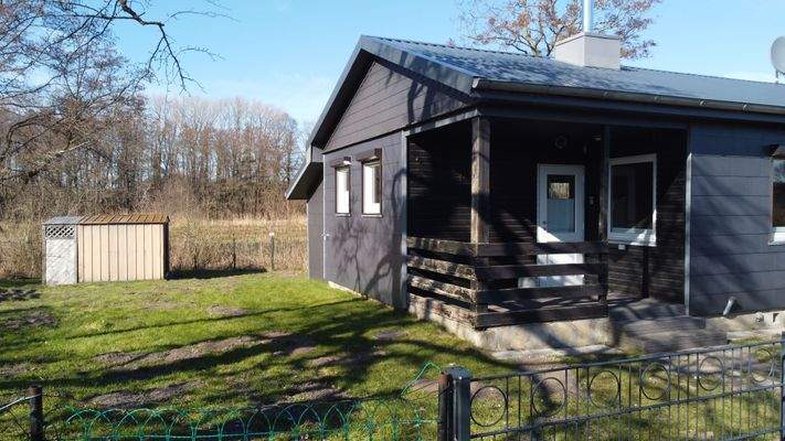Haus und Schuppen mit Holzlager