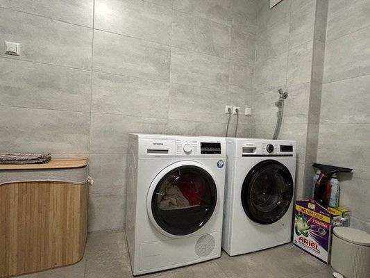 mit Platz für Waschmaschine und Wäschetrockner