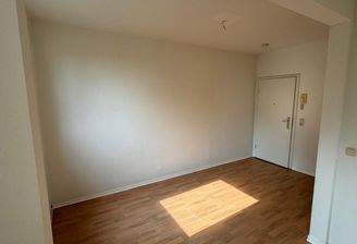 Leerer Wohnbereich mit Licht