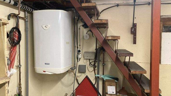 Keller mit Warmwasserbereiter
