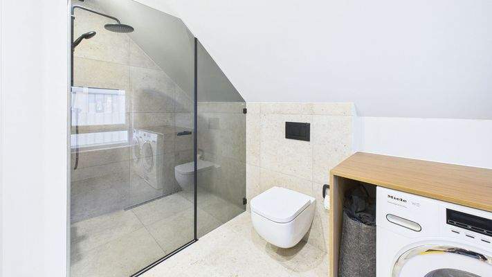 Badezimmer Mittelgebäude 1. Stock