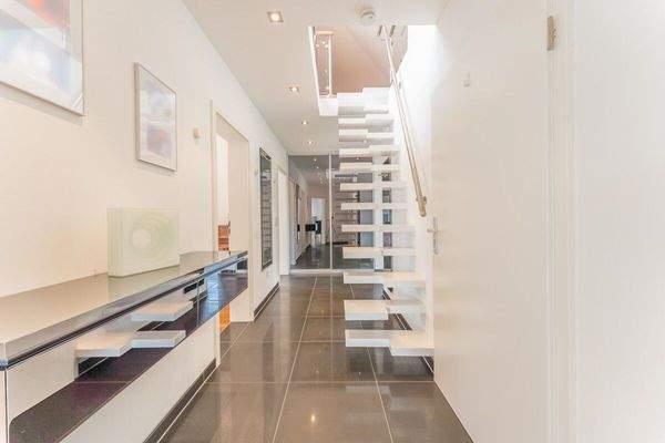 Flur mit Treppe zur Galerie