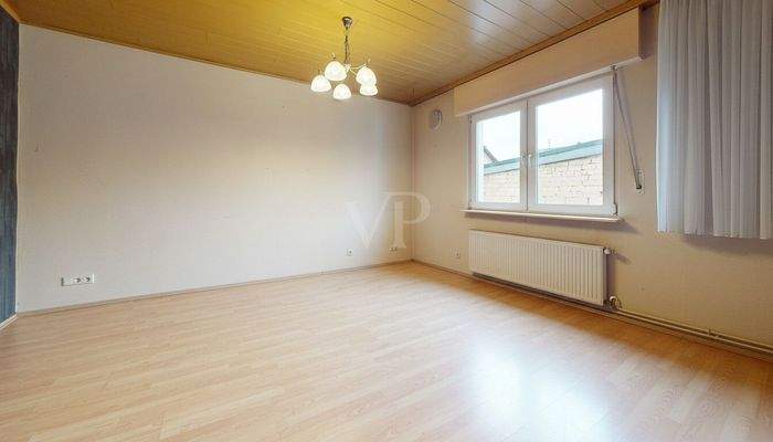 Wohnbereich - KI-generierte, leergeräumte Darstellung