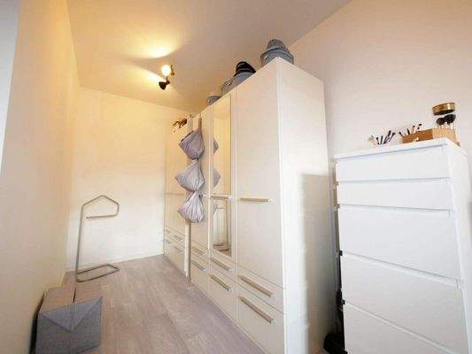 Ankleidebereich in einem der 3 Schlafzimmer