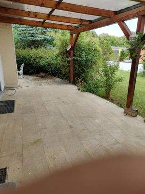 Große überdachte Terrasse