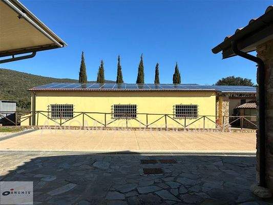 Lagerhalle mit Solarpaneelen