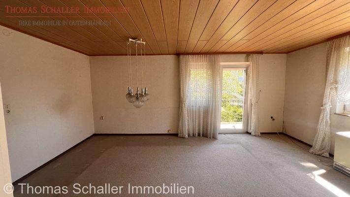 Wohnzimmer mit Balkon 