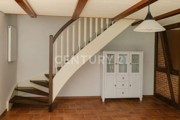 Wohnbereich mit stillvoller Holztreppe