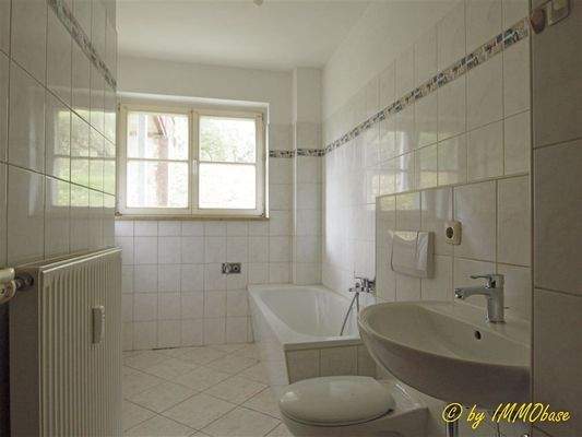 Bad mit Wanne und Fenster