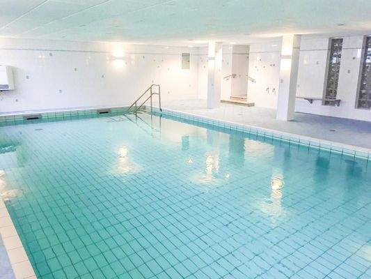 Schwimmbad im Nachbarhaus