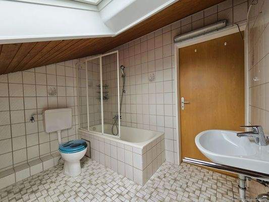 Geräumiges Badezimmer