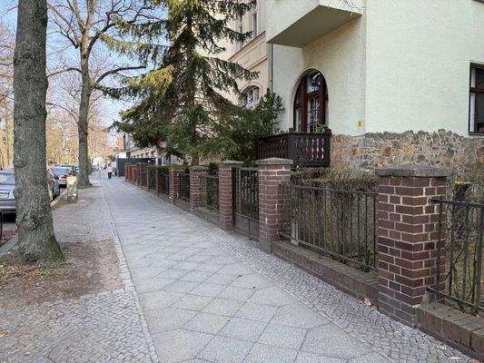 Blick in die Straße, links