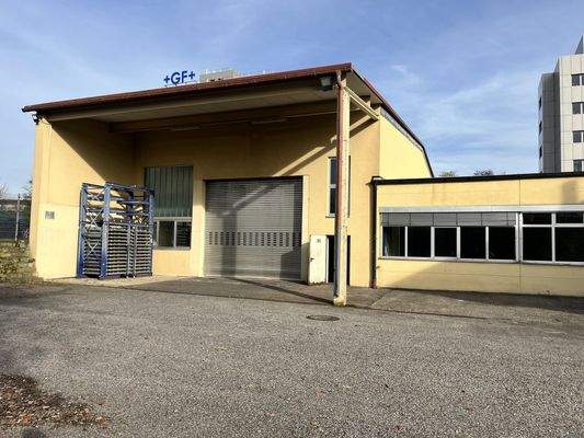 erhöhte Halle mit Toranlage und Vordach