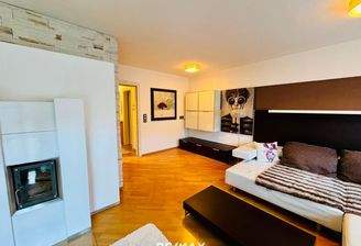 Wohnzimmer mit Kamin