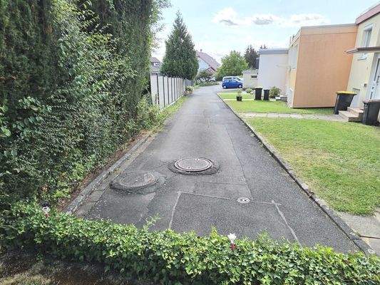 Privatstraße und Zufahrt von vorne