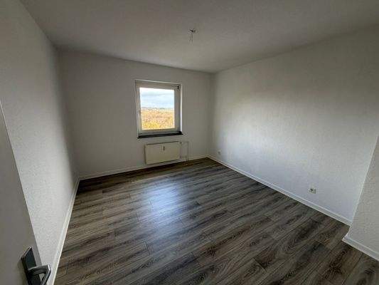 Leeres Zimmer mit Fenster