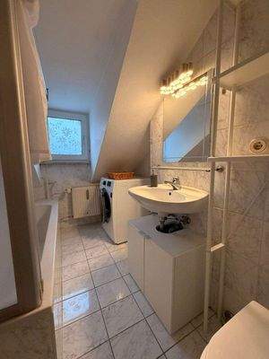 Tageslichtbadezimmer mit Wanne