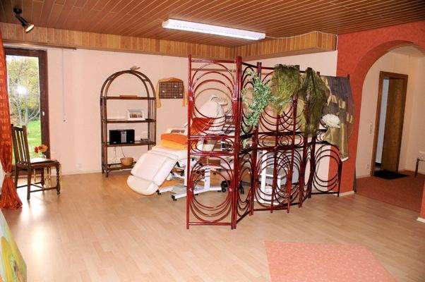 ...großes Zimmer mit Ausgang auf Terrasse