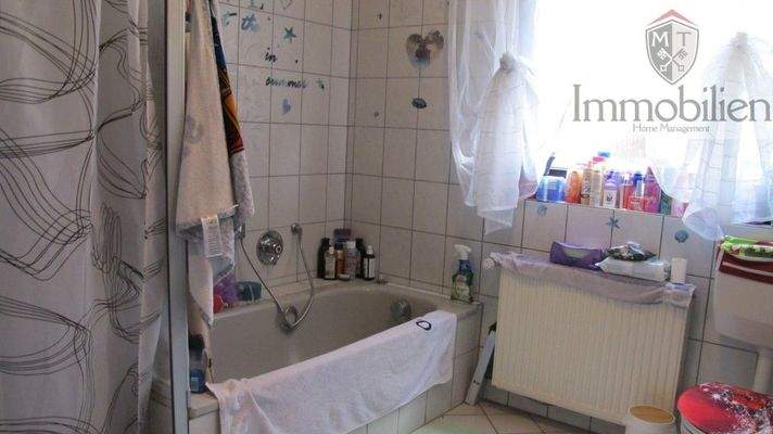 Tageslichtbad mit Wanne und Dusche
