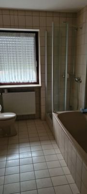 Badezimmer Dusche und Badewanne