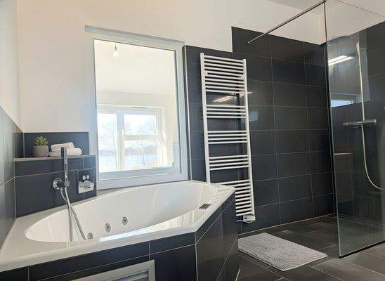 Whirlpoolwanne Obergeschoss mit Seeblick