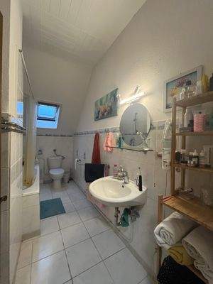Helles Badezimmer mit Dachfenster