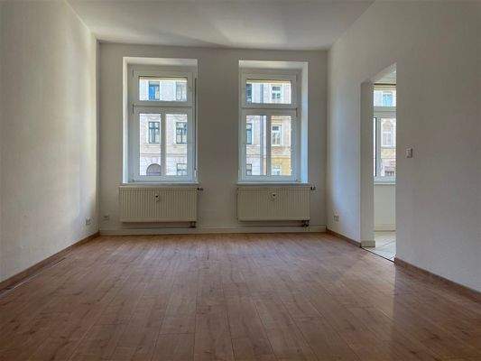 Wohnzimmer mit Zugang zur Küche