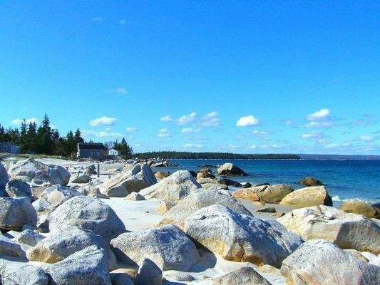 Granitfelsen im weißen Sand
