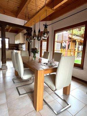 Großzügiges offenes Esszimmer