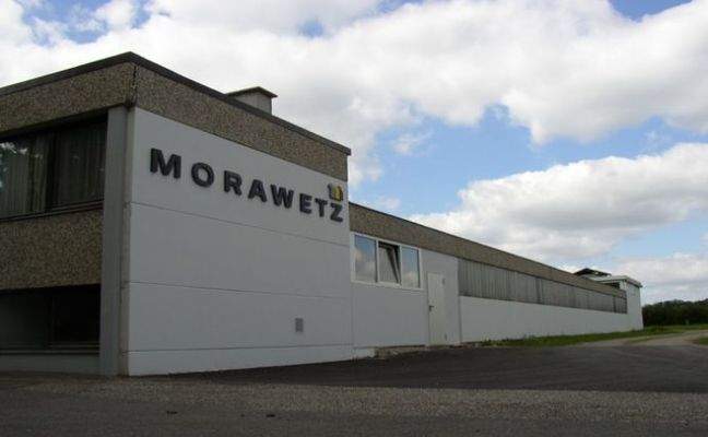 Parkfläche und Büroeingang