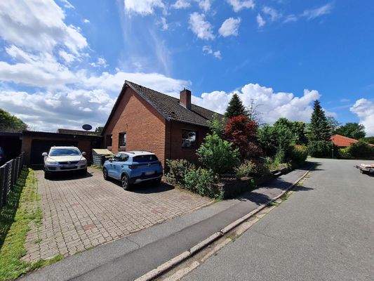 Großzügige Auffahrt mit mehreren Stellplätzen und einer Garage