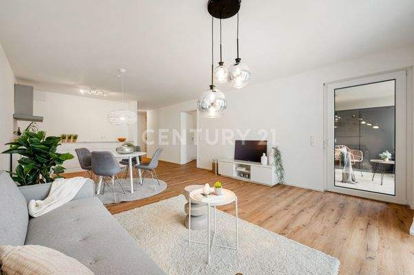 Wohnzimmer mit Zugang zum Balkon