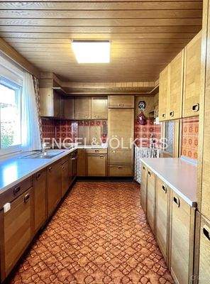 Große Küche mit praktischer Durchreiche zum Esszimmer