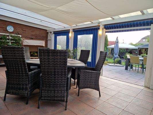 überdachte Terrasse m. Blick in den Garten