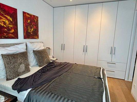 Schlafzimmer mit Einbauschränken