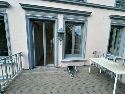 Platz für Balkonmöbel gibt es mehr als genug