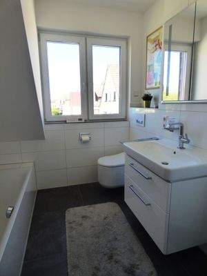 Tageslichtbad mit Wanne + Dusch-WC