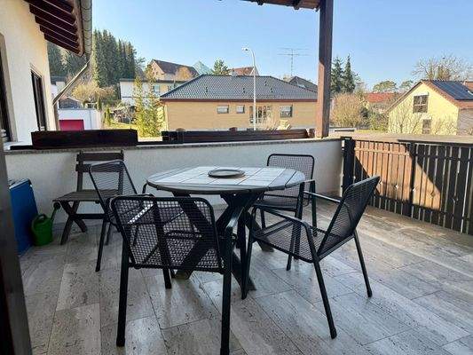 Überdachter, großer Südwest-Balkon